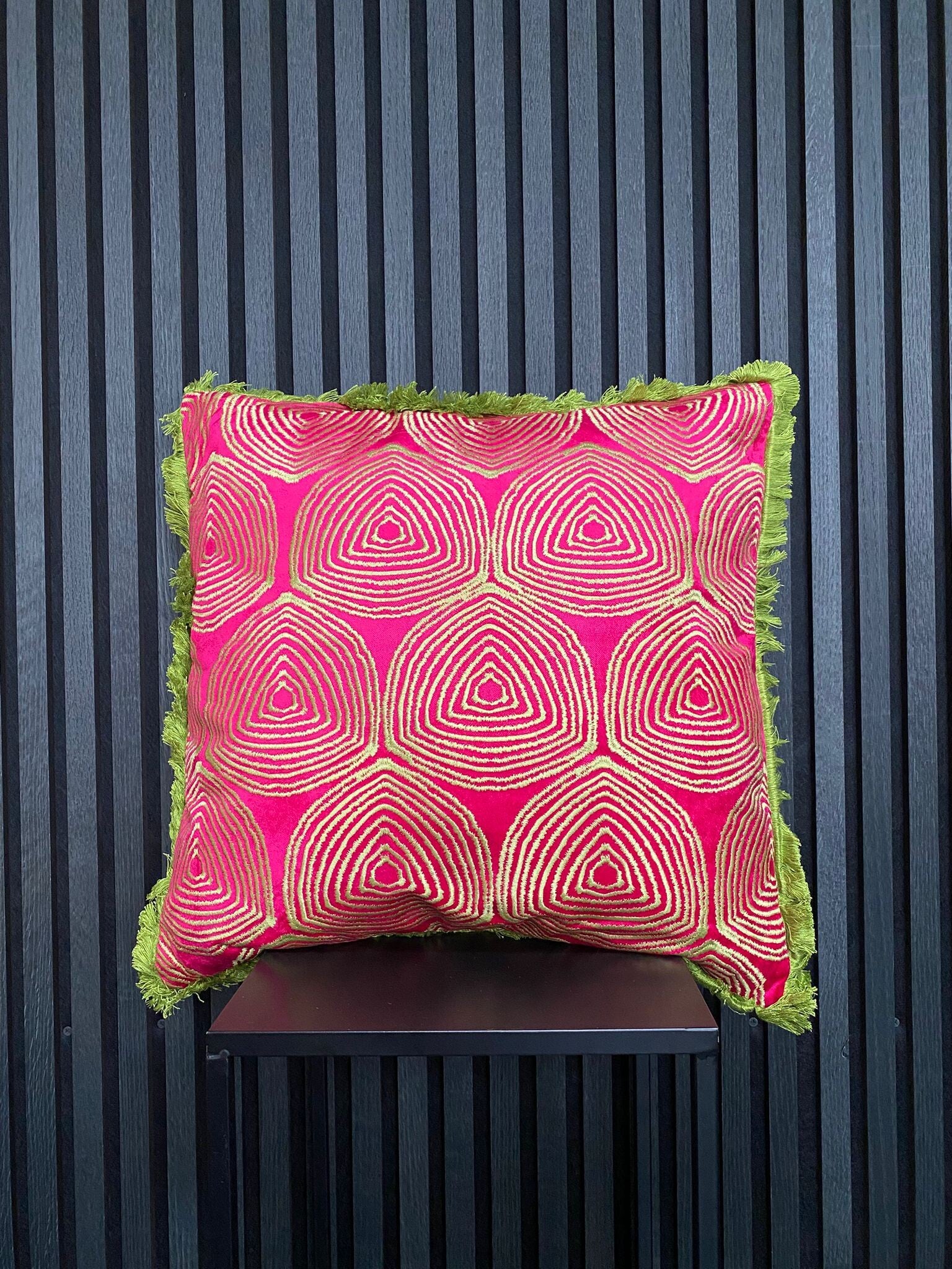 Sierkussen fuchsia/green