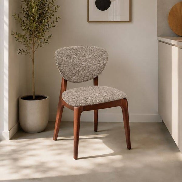 STOEL VAN WALNOOTHOUT EN BEIGE STOF