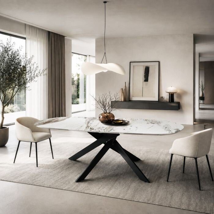 Moderne Italiaanse designmeubelels, tafels, stoelen en krukken