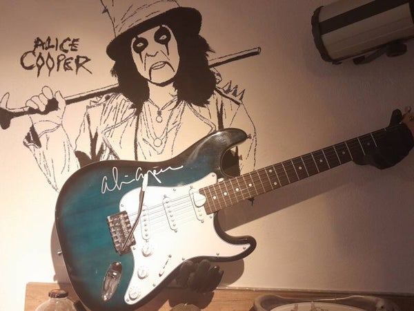Alice Cooper Original Autogramm auf Gitarre mit Echtheitszertifikat