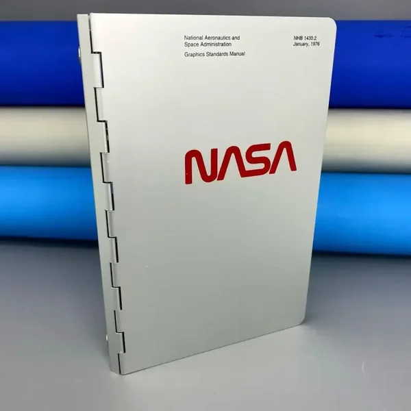 NASA Notizbuch, Metallhülle
