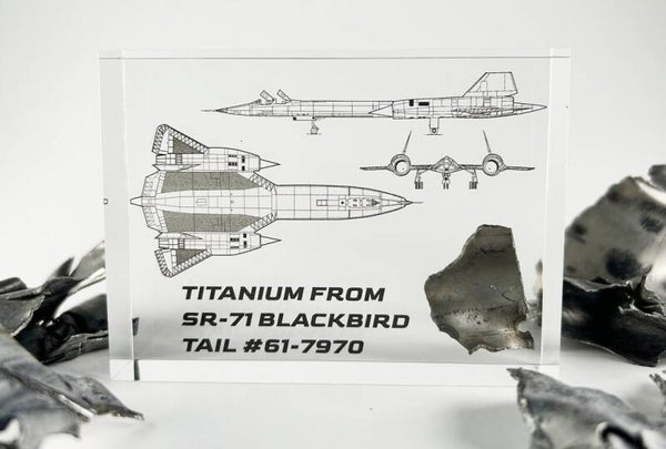 Teil einer abgestürzten SR-71 Blackbird in einem Display