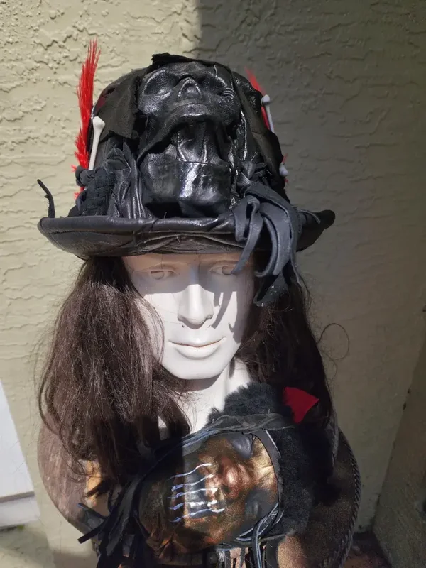 Großer Hexen Doktor Voodoo böser Leder Schädel