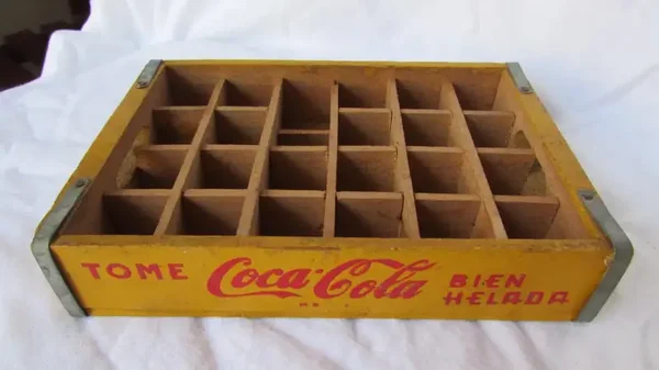 Vintage Coca Cola Kiste Gelb mit Unterteilungen (Sammlerstück)