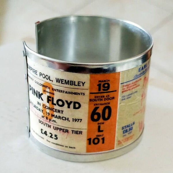 Einstiegskarte zu den 1977 Pink Floyd Konzerten an einem 4,5 cm breiten Armband