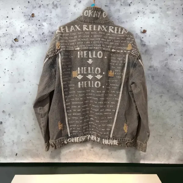 Handbemalte Streetstyle Jeansjacke mit Text von "Comfortably Numb"