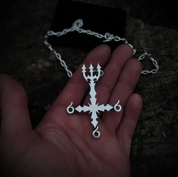 Umgekehrte umgekehrte Kreuz Halskette mit Dreizack