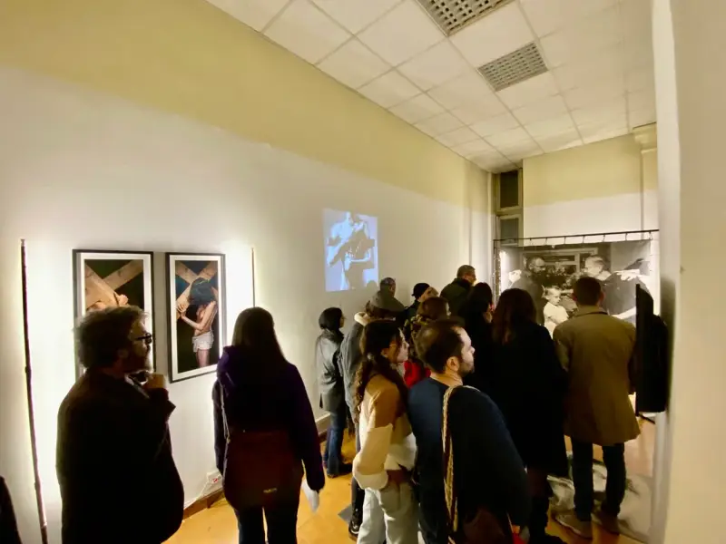 Bezoekers bekijken aandachtig de diptiek Imperishable en Austere tijdens expositie Paratissima in Turijn.