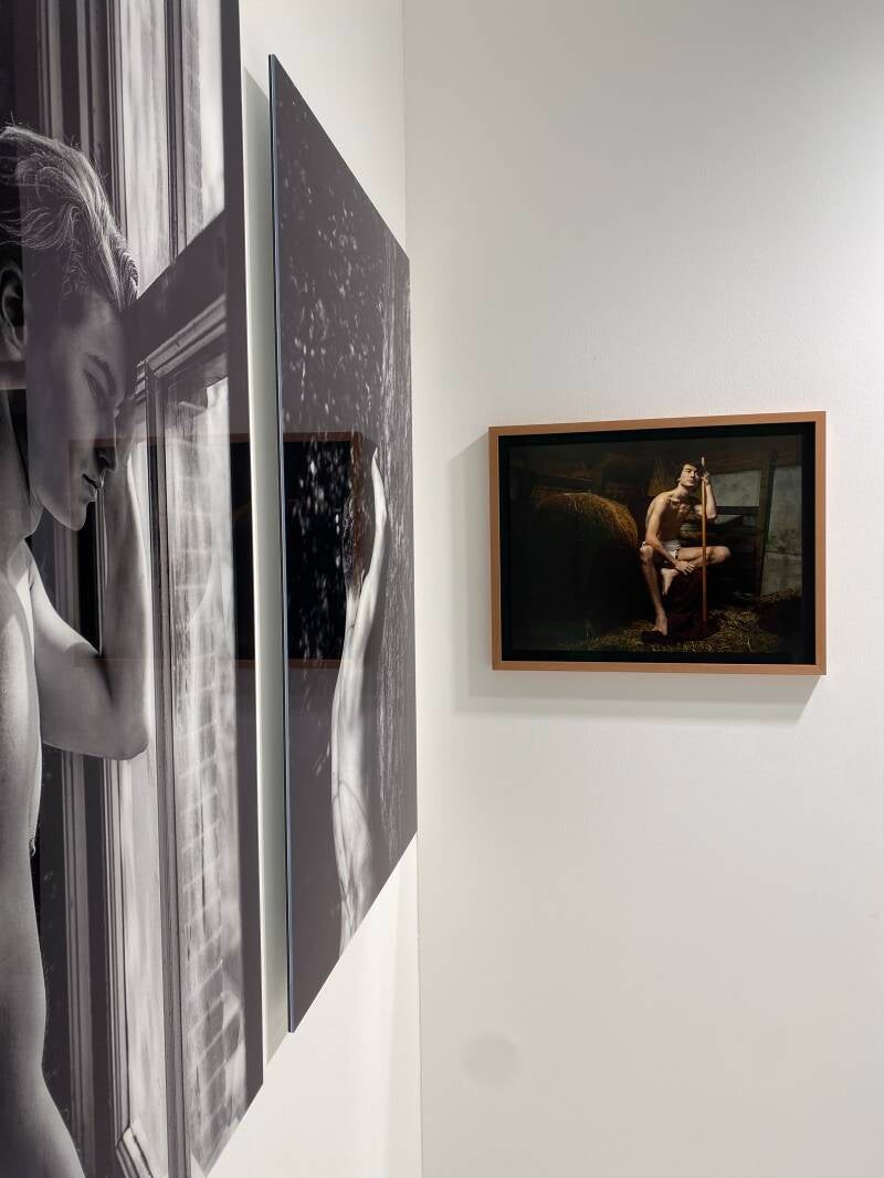 Ingelijste versie van JOHN THE BAPTIST in de stand van Zerp Gallerie Rotterdam tijdens PAN Amsterdam 2024, naast twee zwartwitbeelden, ook van Arjan Spannenburg