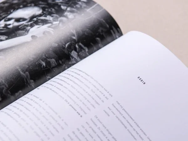 Cover van het fotoboek ESTRANGED door Arjan Spannenburg. Zwart-wit portret dat de kwetsbaarheid en identiteit van queer jongeren verbeeldt.