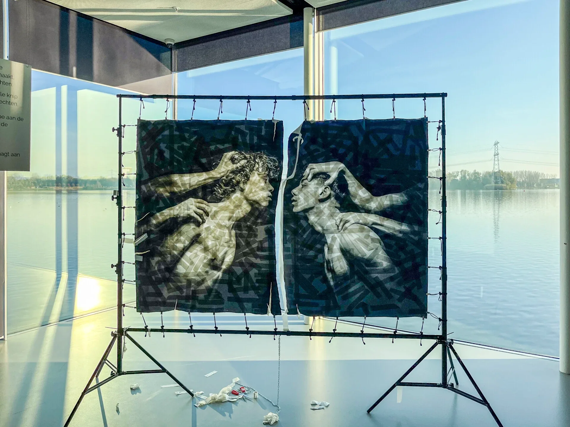 Het beschadigde doek van kunstwerk RESTRAINT dat door vandalen in tweeen is geknipt.