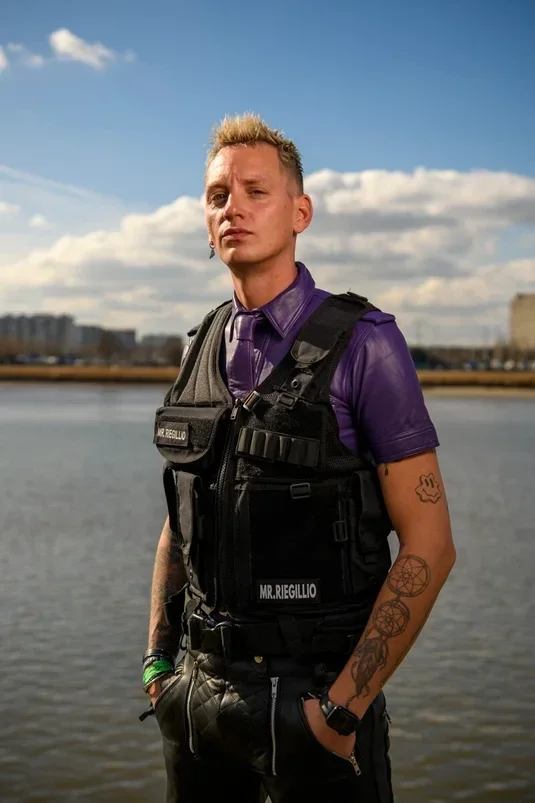 Foto van een man in fetishkleding uit een documentair fotoproject van Arjan Spannenburg over diversiteit in de fetish scene (2023).