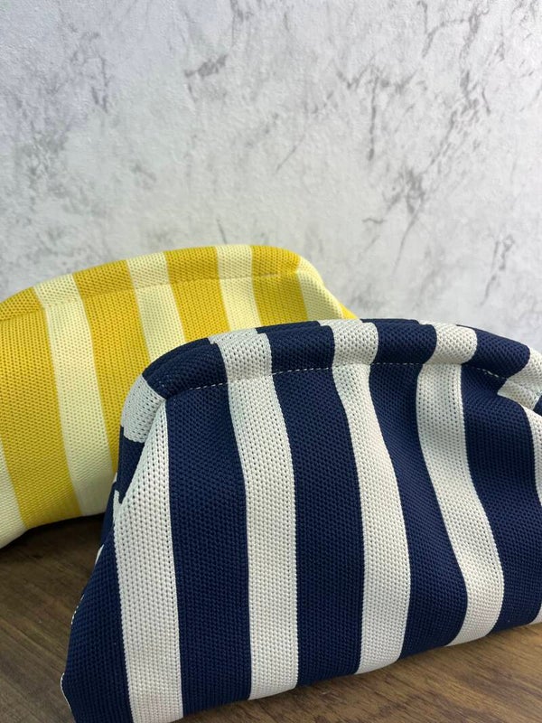 Bolso mano y colgado