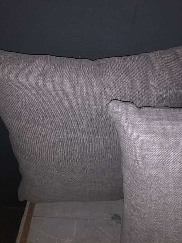 Kussen in grijze kiss stof