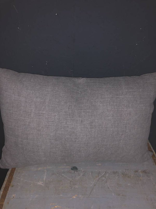 Kussen in de grijze kleur kiss stof