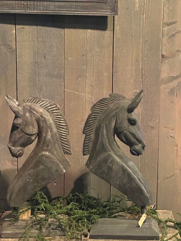 Houten paardenhoofd op statief