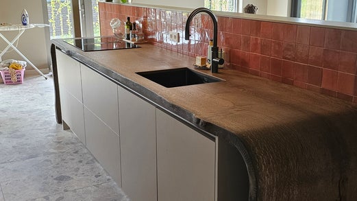 Karaktervolle gebogen eiken bar als eyecatcher in interieur