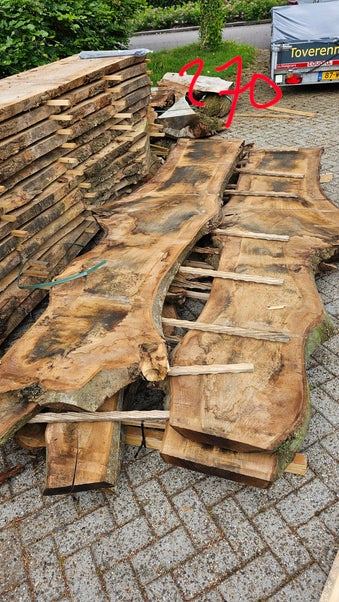 Ruwgezaagde walnoot planken met donkere houtnerf