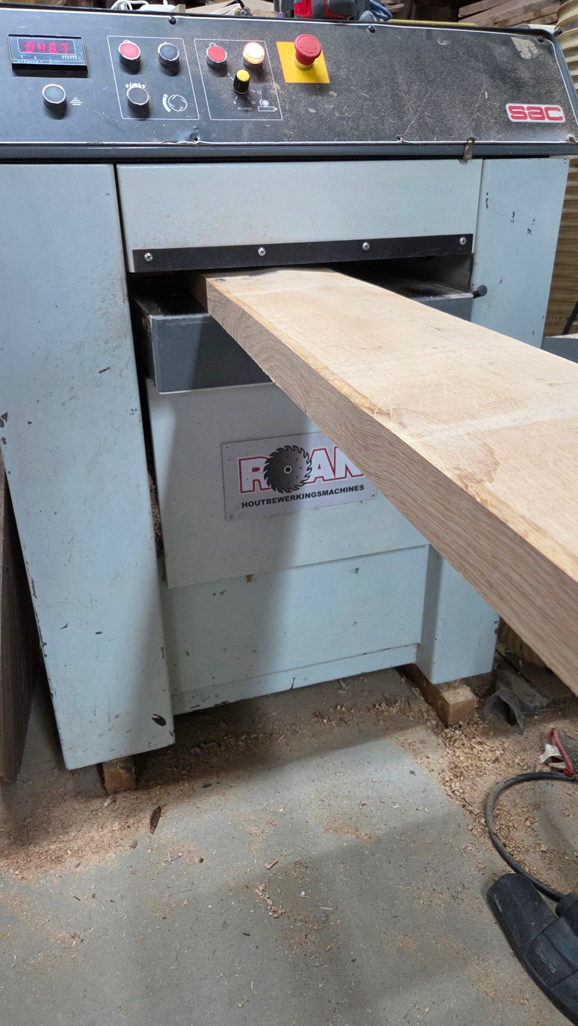 Eikenhout vlak schaven voor het maken van een wandplank
