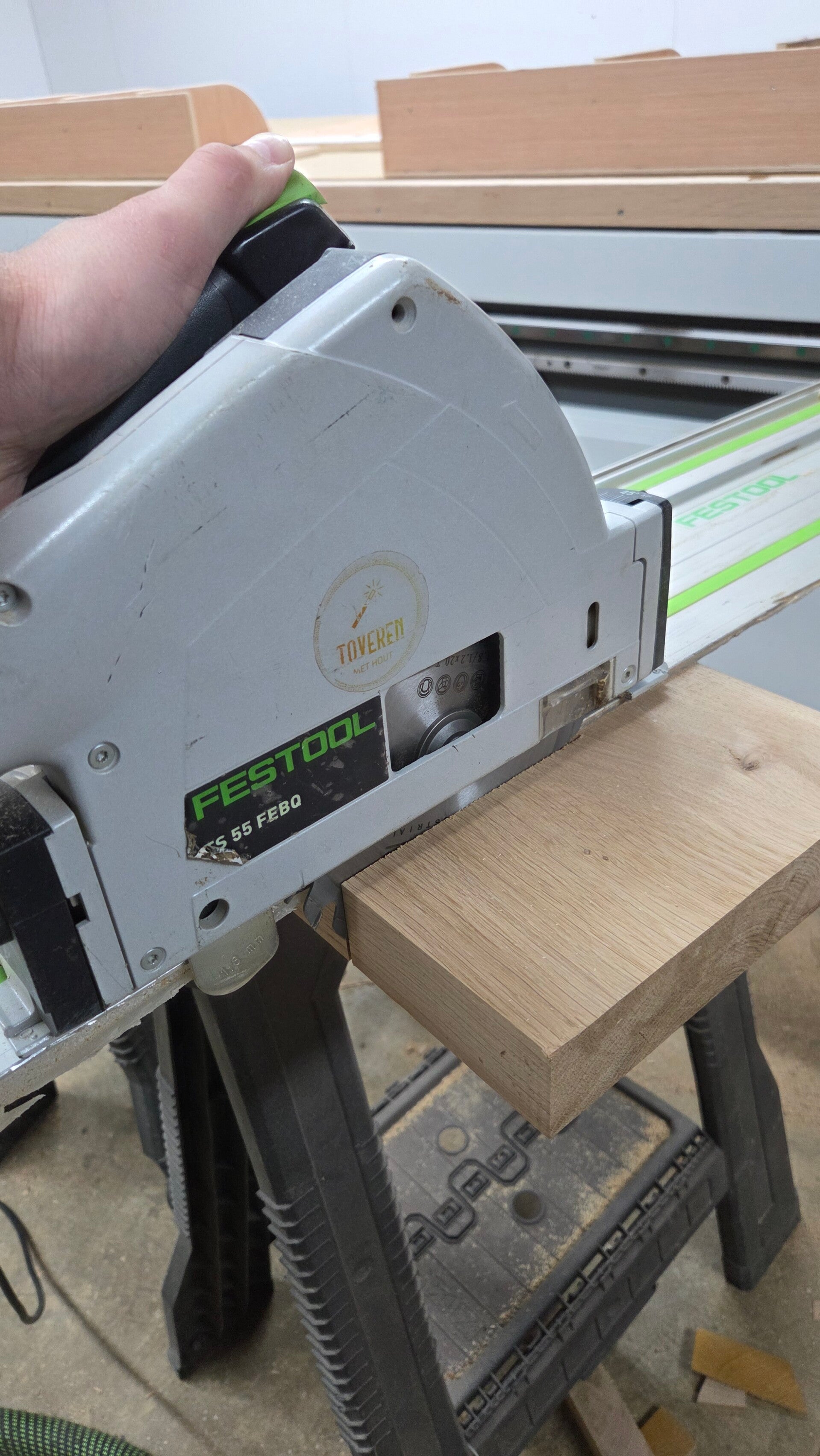 Maatvoering aftekenen op een massieve eiken wandplank