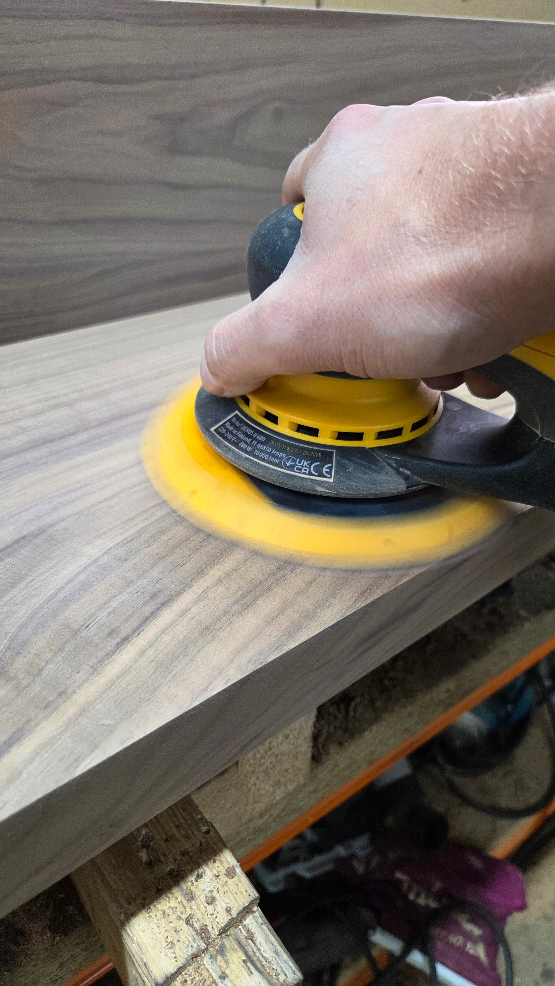 Massieve eiken wandplank schuren en handmatig afwerken
