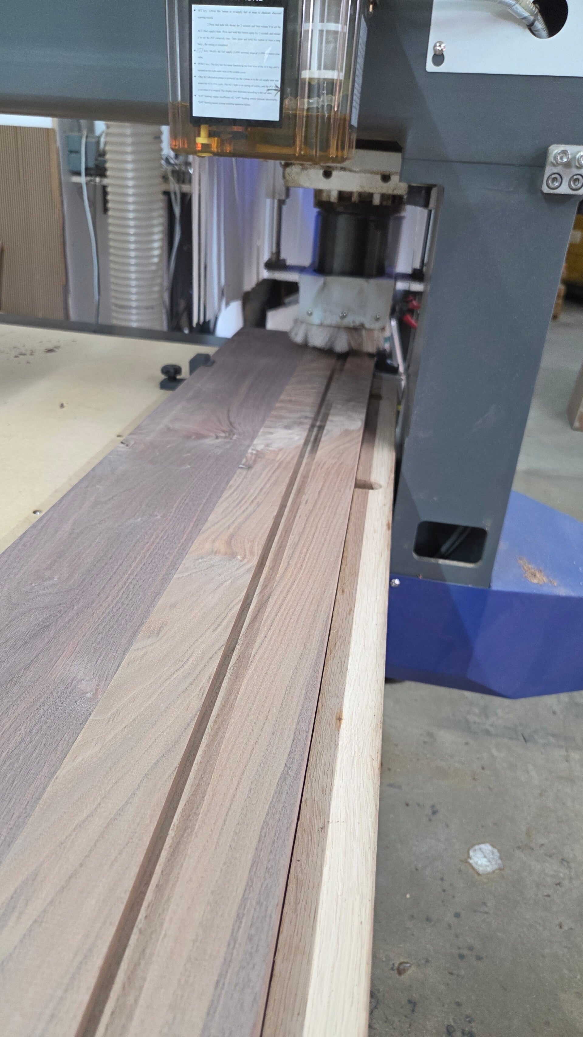 LED-groef frezen in een massieve eiken wandplank