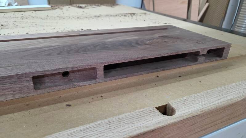 Uitsparingen frezen voor LED-spots in een eiken wandplank