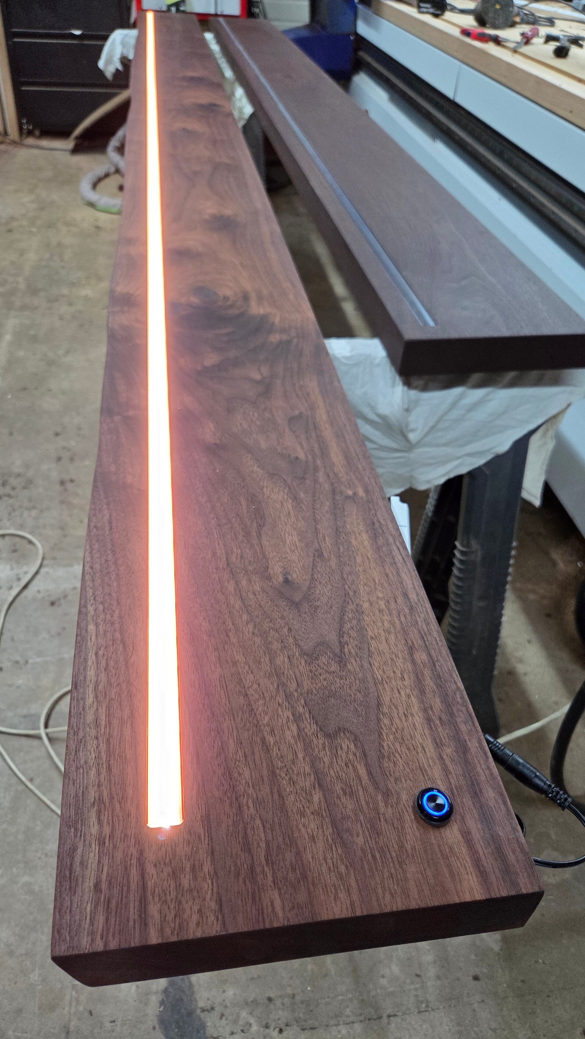 LED-verlichting testen tijdens de eindcontrole van de wandplank