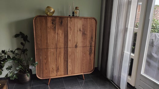 Design meubel van Amerikaans noten met warme houttekening