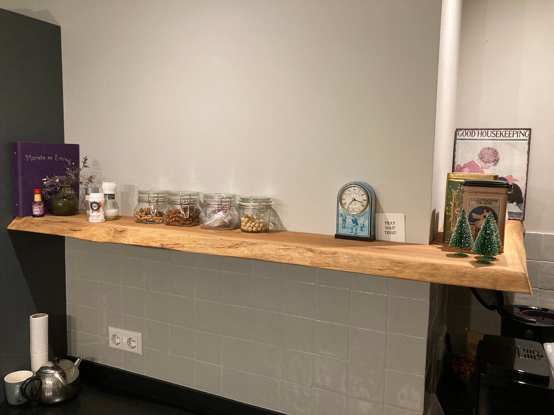 Massief eiken wandplank met rechte voorkant en blinde montage