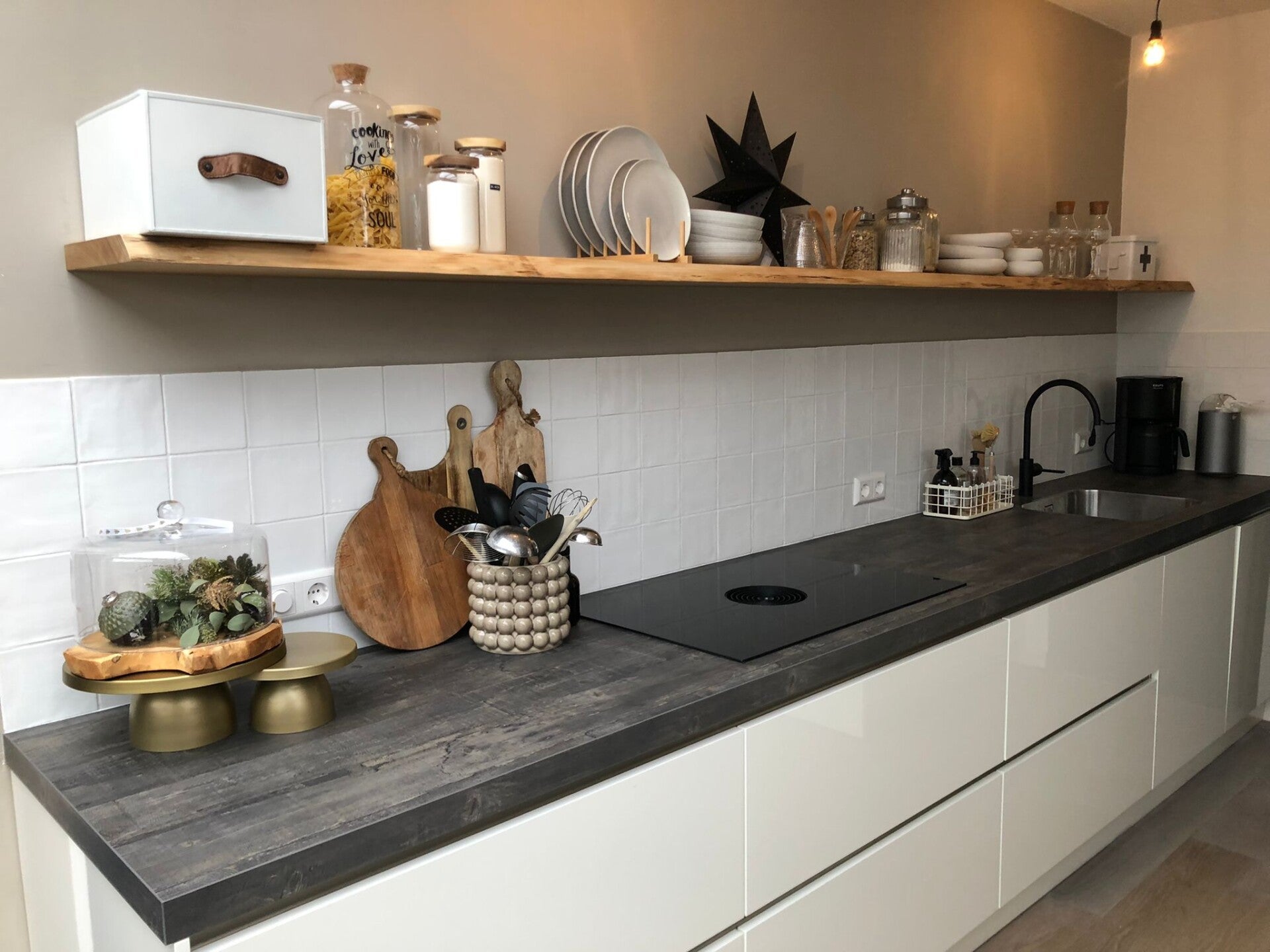 Extra lange massief eiken wandplank, blind gemonteerd boven een keukenblad.
