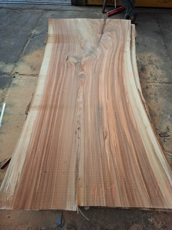 Breed tafelblad uit inlands gestoomd iepen (elm/ulm), perfect voor een eettafel