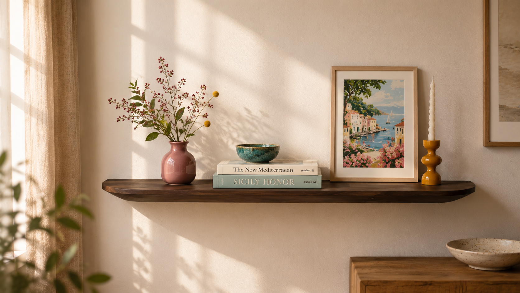 Zwevende wandplank van massief walnoothout met donkere houtkleur in een stijlvol interieur.