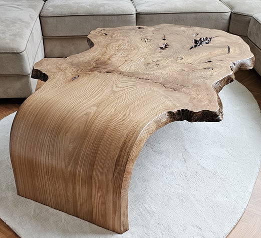 Unieke design tafel met gebogen blad in iepenhout