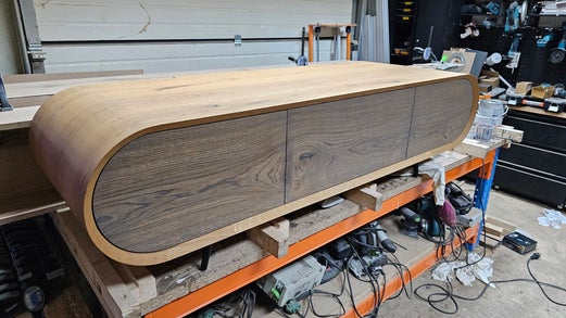 Gebogen tv-meubel met klep, gemaakt van massief eikenhout, stijlvol en modern design