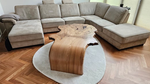 Unieke design tafel met gebogen blad in iepenhout
