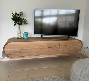 Eiken gebogen TV-meubel met warme, natuurlijke uitstraling
