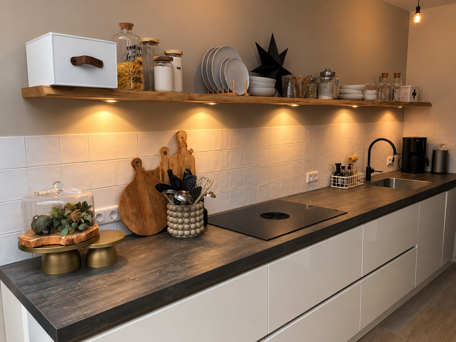 Lange eiken keukenplank met warme LED-verlichting