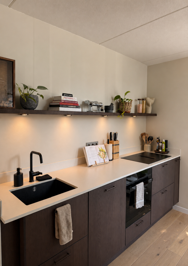 Massief Amerikaans walnoot wandplank van 40 mm met rechte voorkant, dimbare LED-spots.