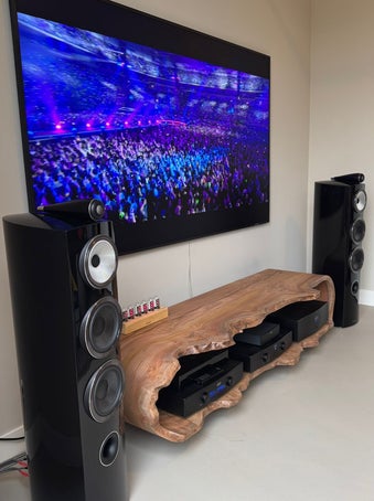 Gebogen HiFi-meubel van massief hout, op maat gemaakt voor audioapparatuur