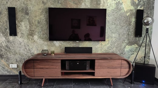 Gebogen meubel van massief Amerikaans noten in modern interieur