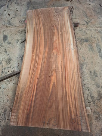 Brede boomstam tafelblad uit 1 stuk ulmus hout
