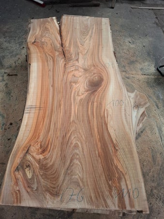 Brede boomstam tafelblad uit 1 stuk ulmus hout