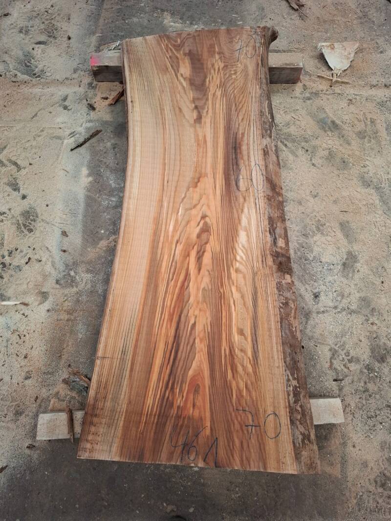 Groot tafelblad uit gestoomd iep geschikt voor eettafel