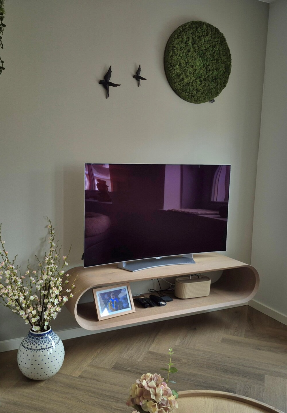 Gebogen TV-meubel op maat van massief hout met rustige, organische vorm