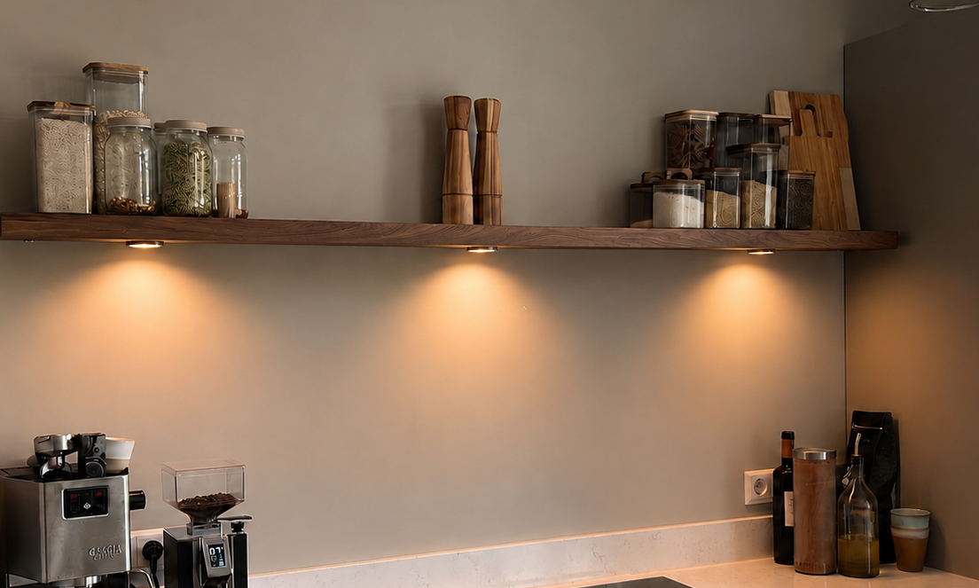 Massief Amerikaans noten wandplank met ingebouwde spots in een moderne keuken