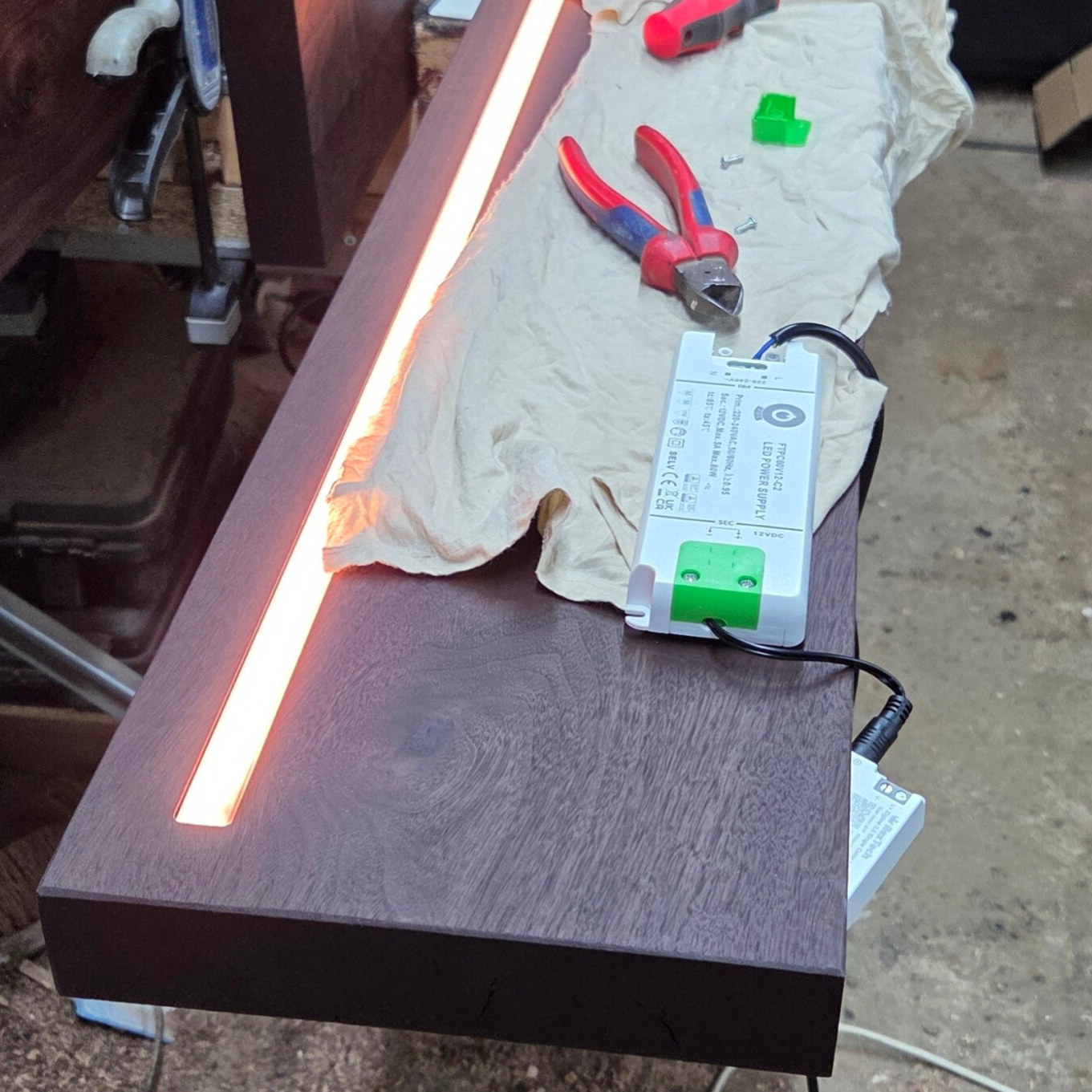 LED-strip monteren in een eiken wandplank met verlichting