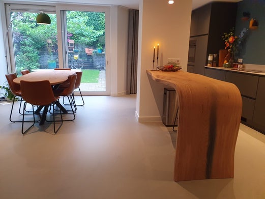 Design bar van imposante Europese eikenboom in moderne keuken