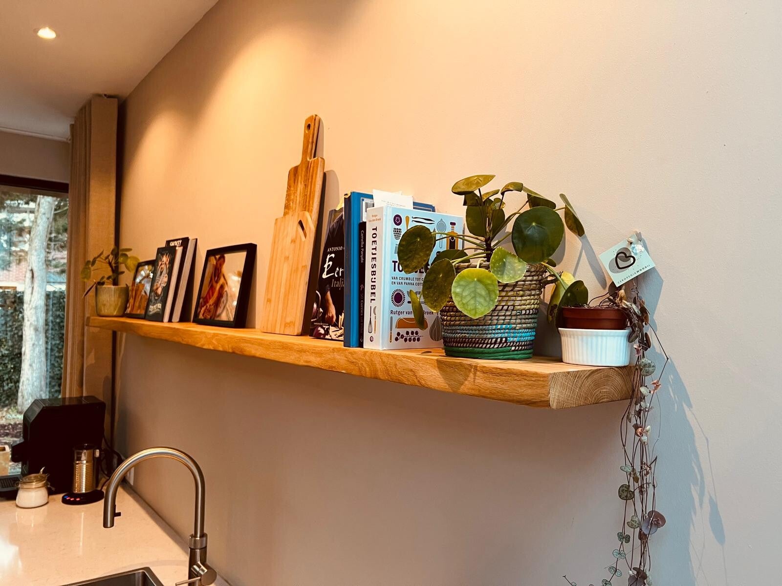 Massief eiken wandplank met natuurlijke voorkant, blind gemonteerd in een keuken.