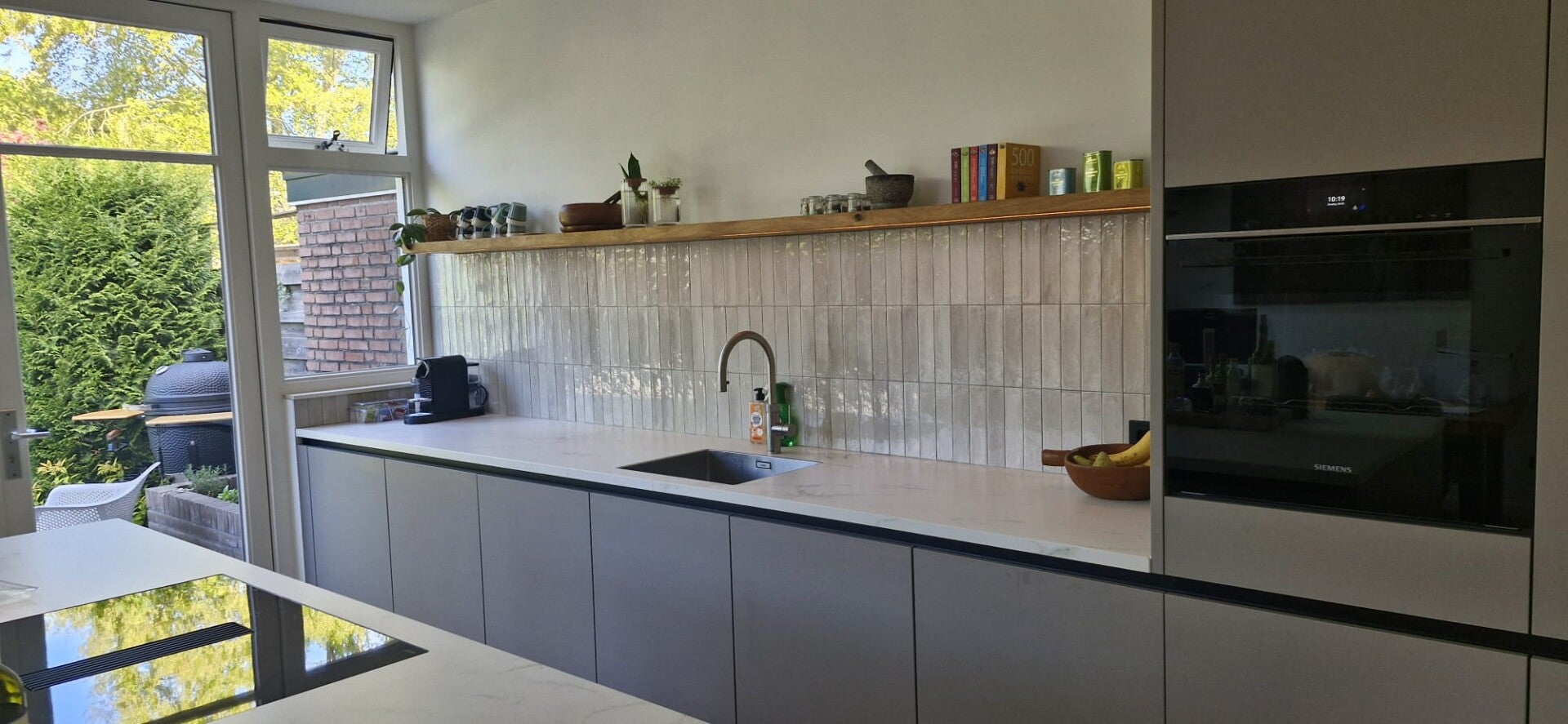 Extra lange zwevende wandplank van massief eikenhout, blind gemonteerd en op maat gemaakt tot 400 cm.